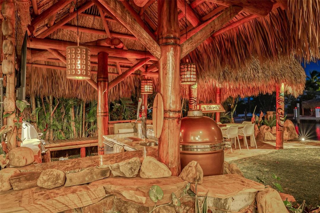 Outdoor tiki hut & dining area.