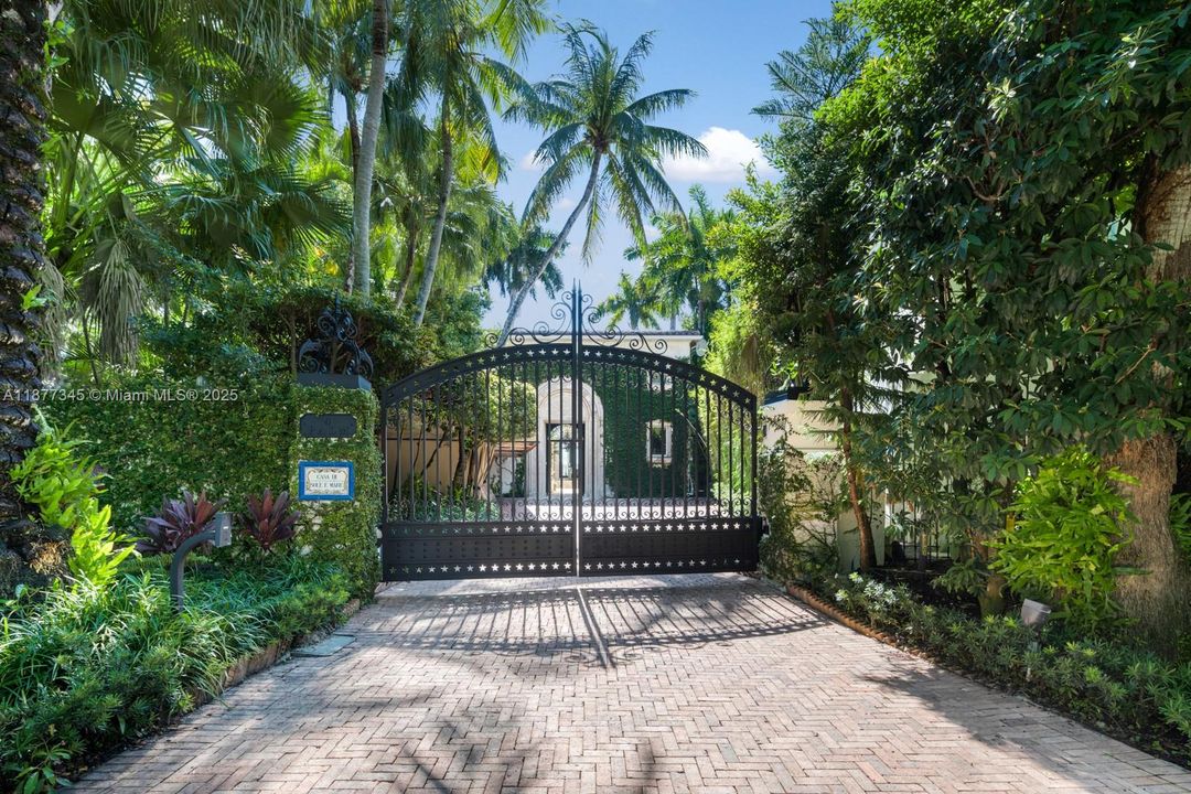 В аренду: $95,000 (7 спален, 8 ванн, 8324 Квадратных фут)