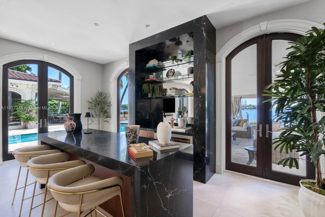 В аренду: $95,000 (7 спален, 8 ванн, 8324 Квадратных фут)