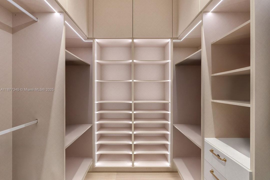 В аренду: $95,000 (7 спален, 8 ванн, 8324 Квадратных фут)