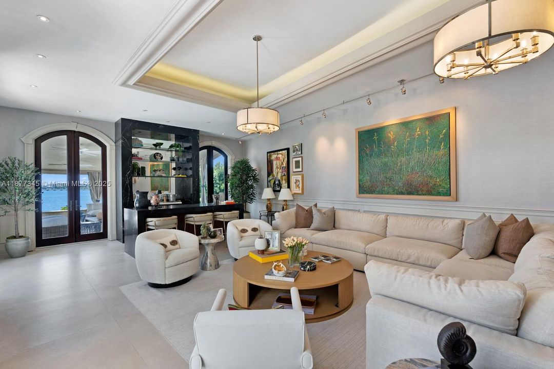 В аренду: $95,000 (7 спален, 8 ванн, 8324 Квадратных фут)