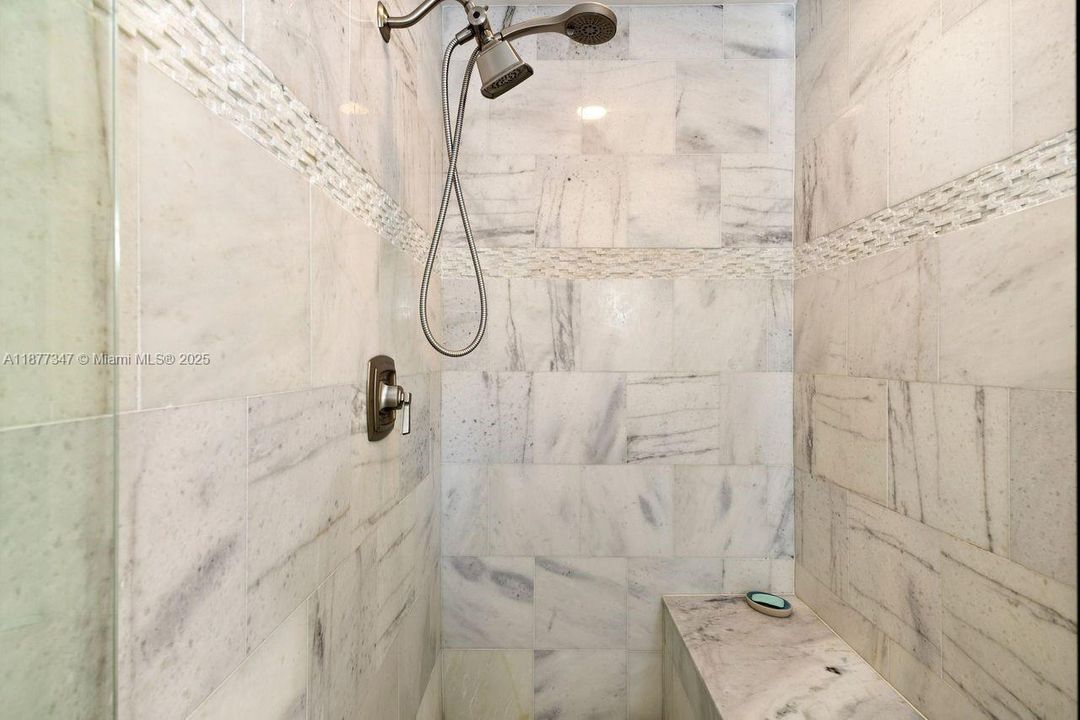 合同活跃: $3,398 (2 贝兹, 2 浴室, 1039 平方英尺)