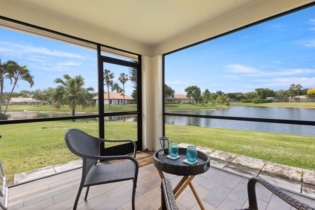 合同活跃: $3,398 (2 贝兹, 2 浴室, 1039 平方英尺)