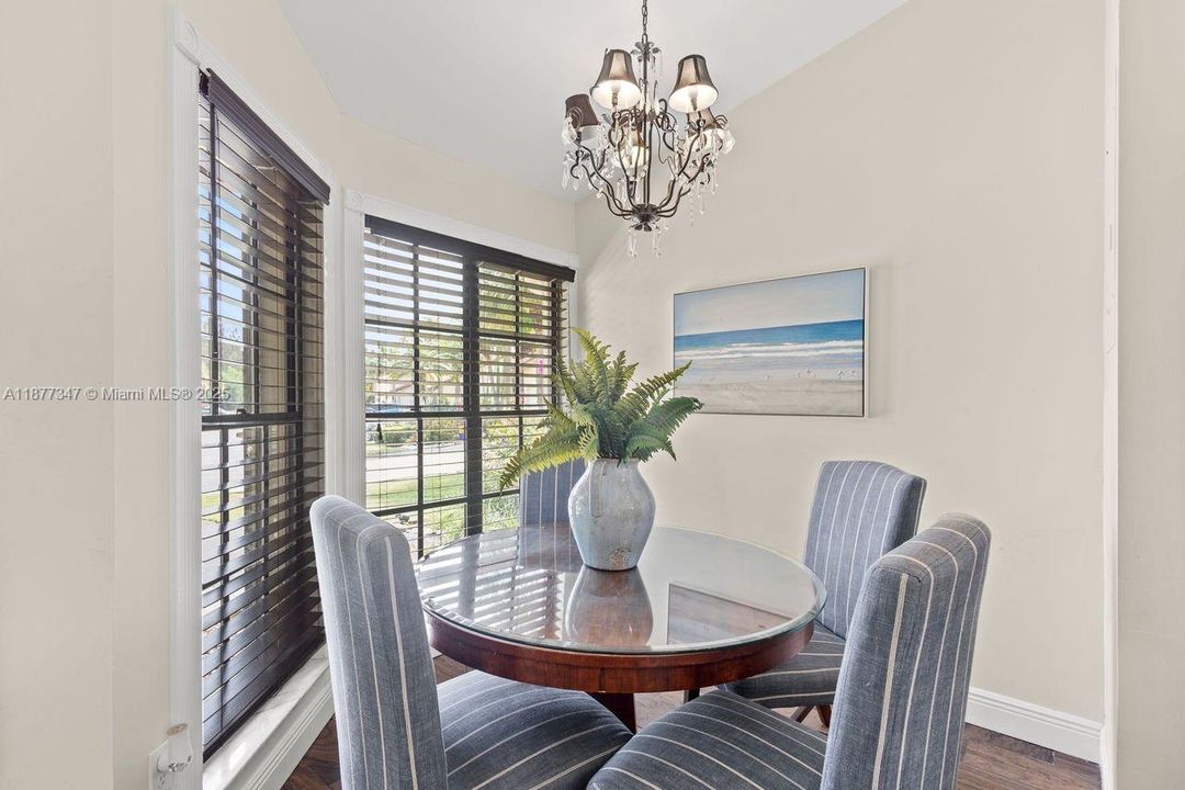 合同活跃: $3,398 (2 贝兹, 2 浴室, 1039 平方英尺)