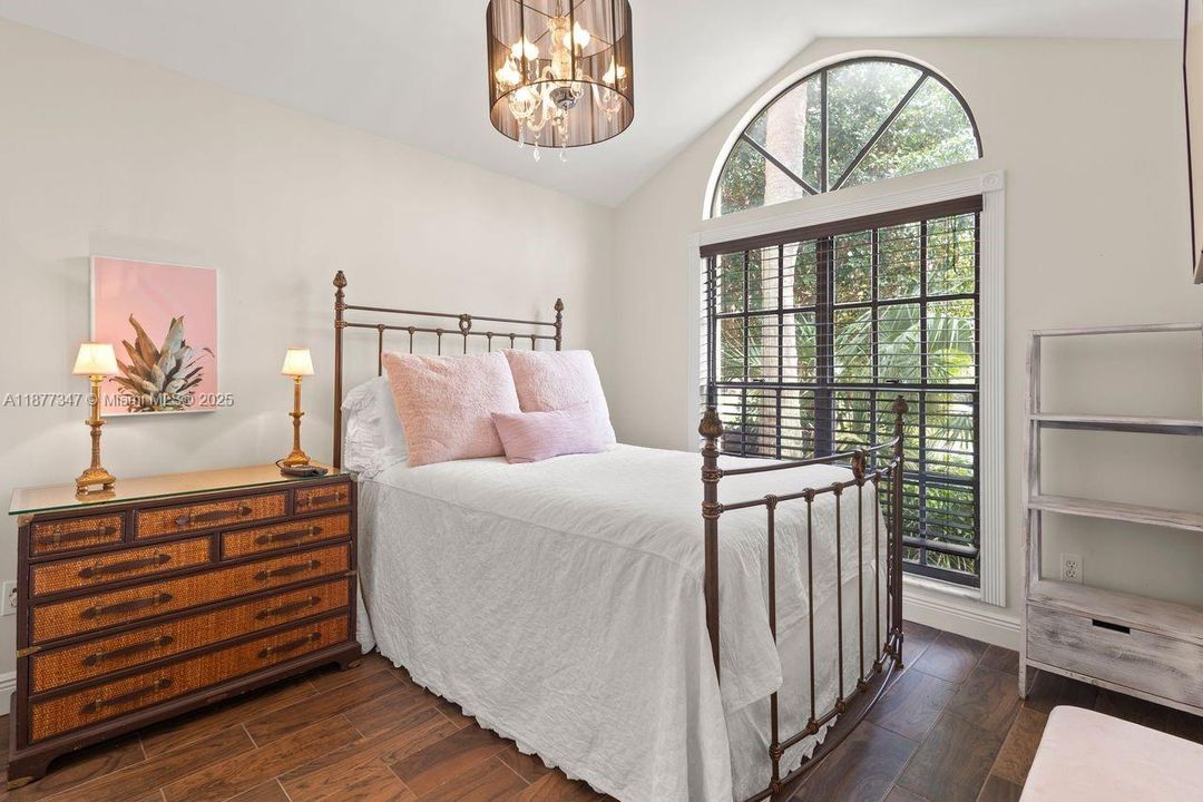 合同活跃: $3,398 (2 贝兹, 2 浴室, 1039 平方英尺)