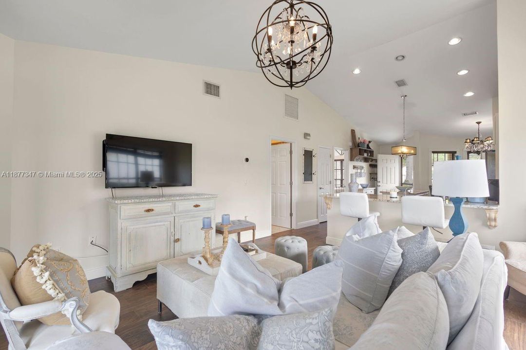 合同活跃: $3,398 (2 贝兹, 2 浴室, 1039 平方英尺)