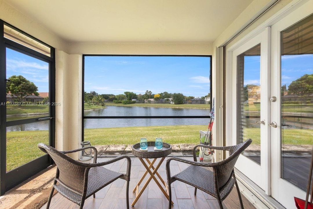 合同活跃: $3,398 (2 贝兹, 2 浴室, 1039 平方英尺)