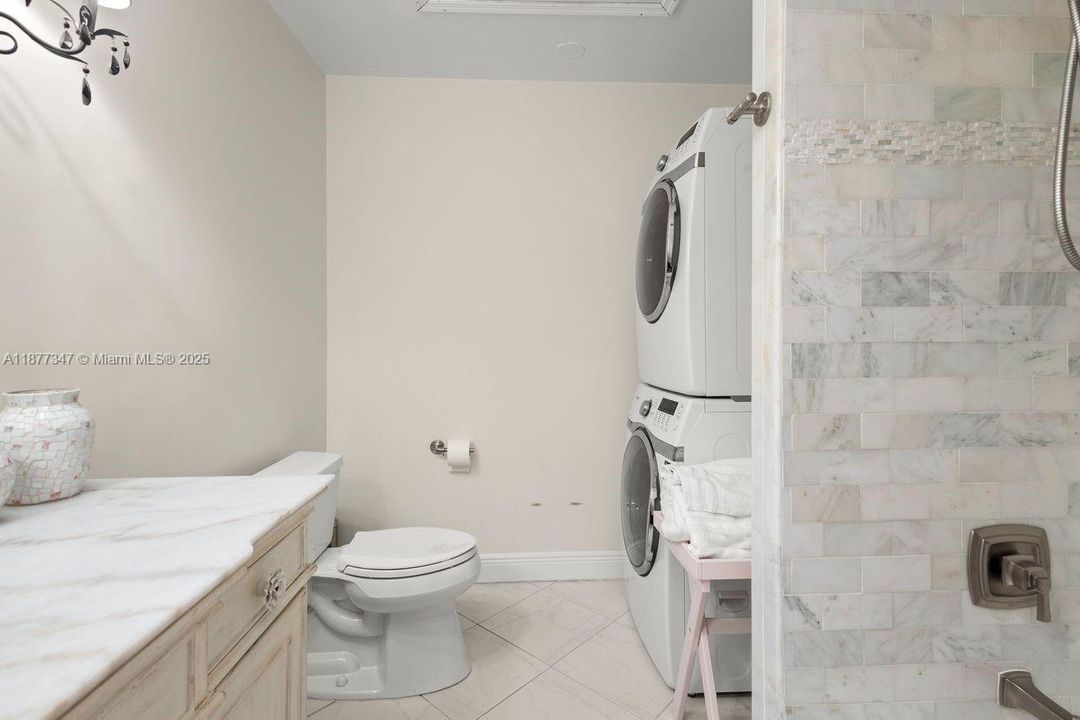 合同活跃: $3,398 (2 贝兹, 2 浴室, 1039 平方英尺)