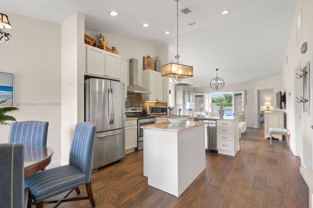 合同活跃: $3,398 (2 贝兹, 2 浴室, 1039 平方英尺)