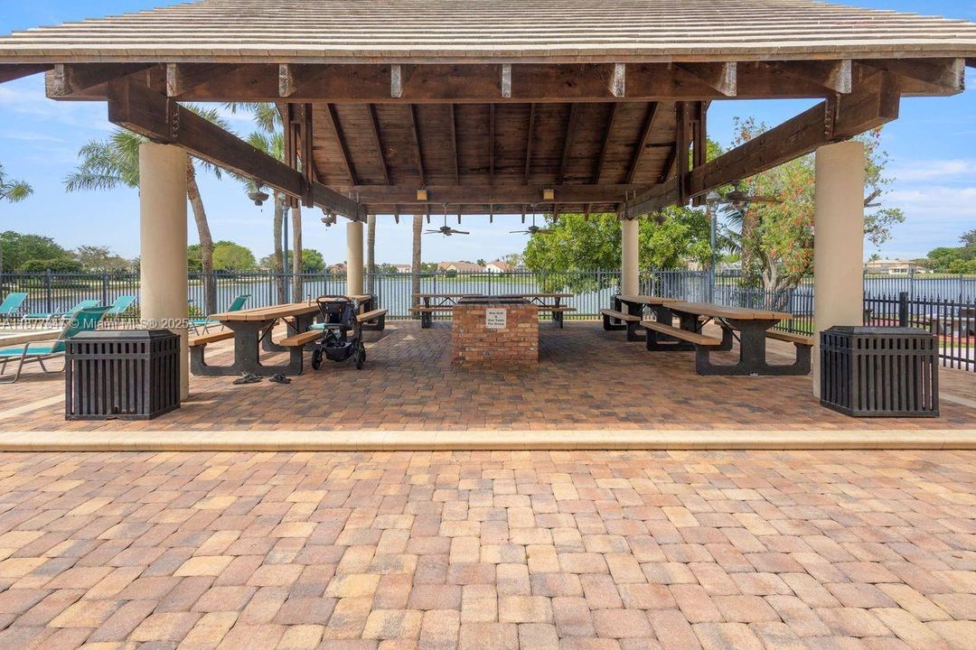 合同活跃: $3,398 (2 贝兹, 2 浴室, 1039 平方英尺)