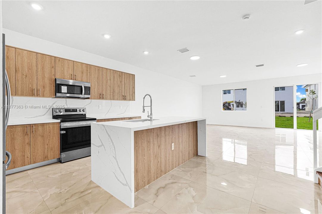 Activo con contrato: $5,300 (5 camas, 4 baños, 2502 Pies cuadrados)