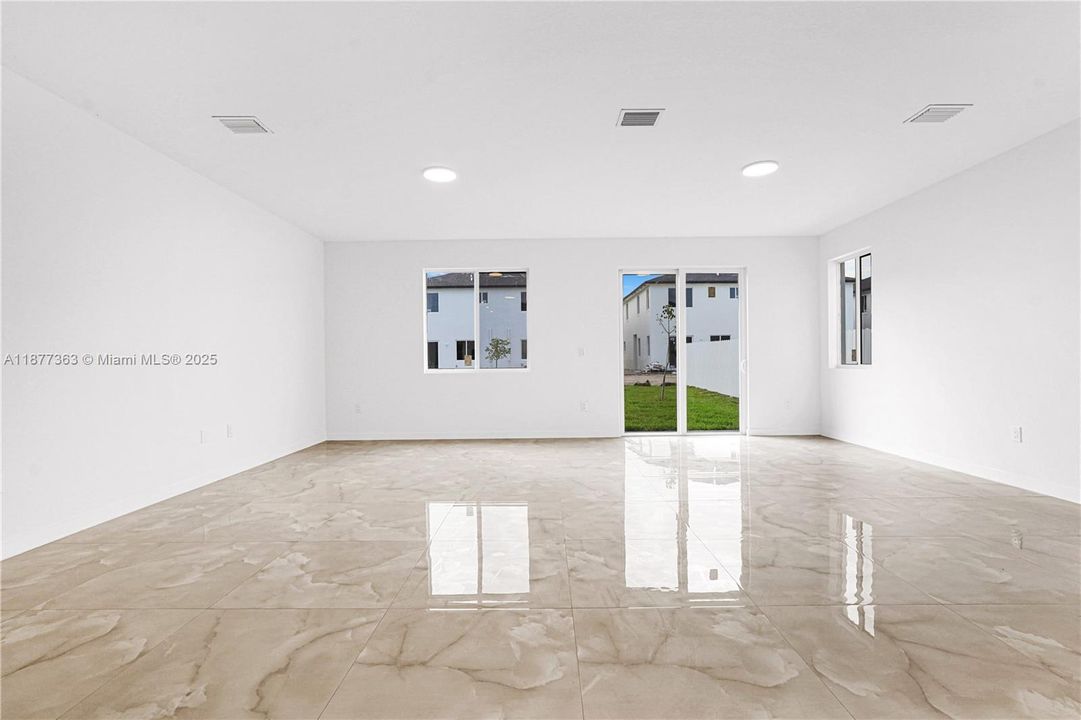 Activo con contrato: $5,300 (5 camas, 4 baños, 2502 Pies cuadrados)