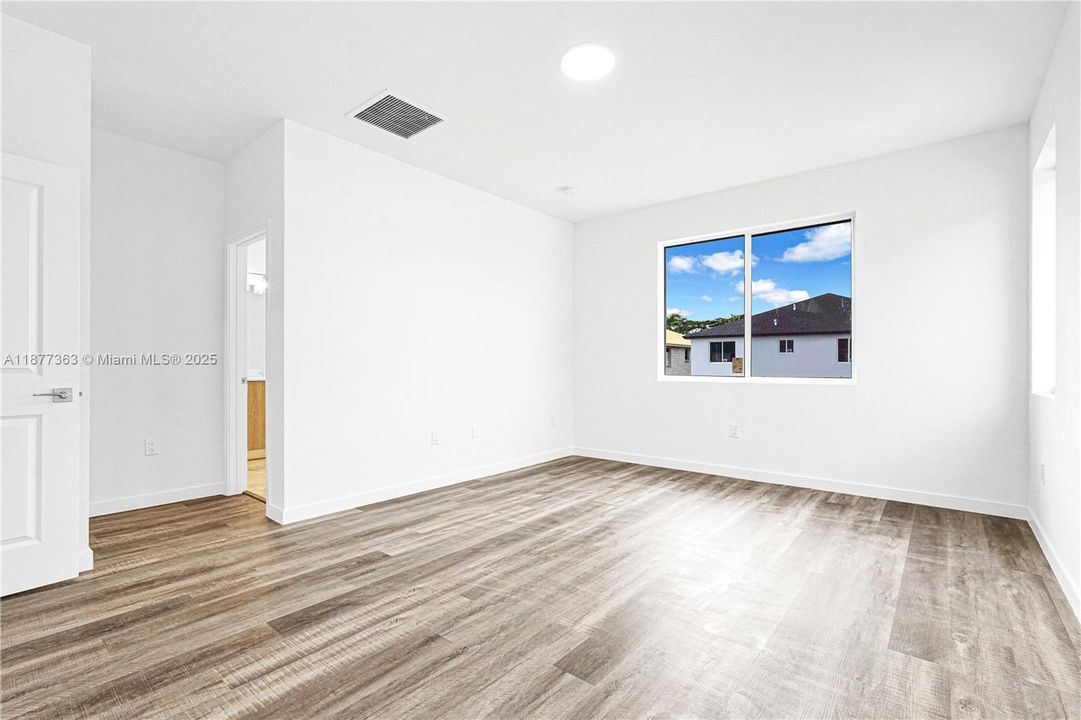 Activo con contrato: $5,300 (5 camas, 4 baños, 2502 Pies cuadrados)