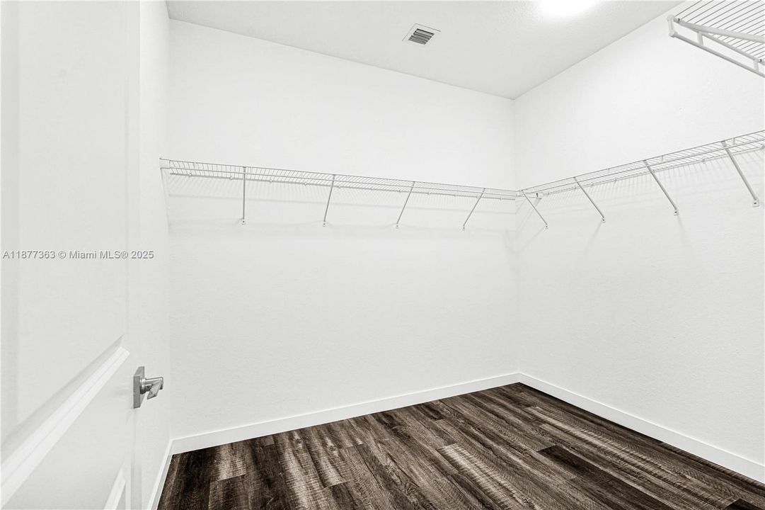 Activo con contrato: $5,300 (5 camas, 4 baños, 2502 Pies cuadrados)