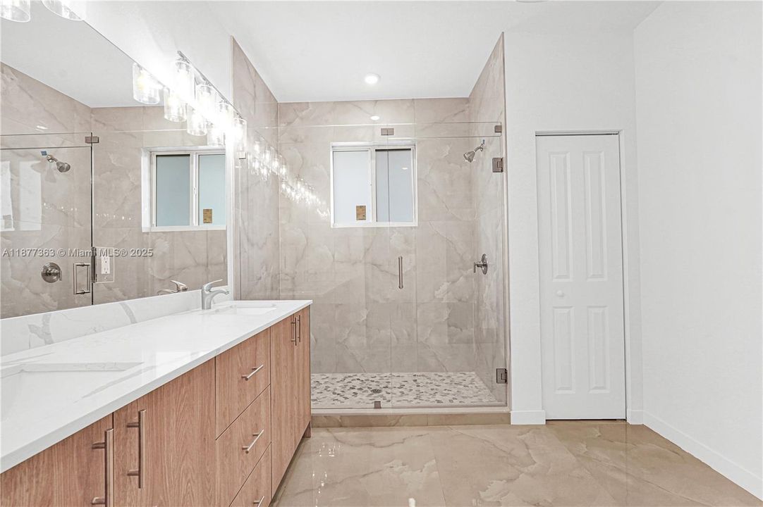 Activo con contrato: $5,300 (5 camas, 4 baños, 2502 Pies cuadrados)