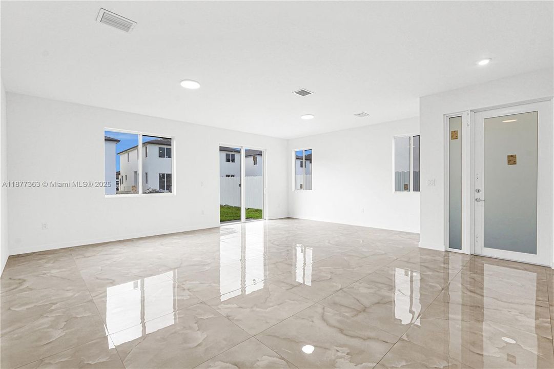 Activo con contrato: $5,300 (5 camas, 4 baños, 2502 Pies cuadrados)