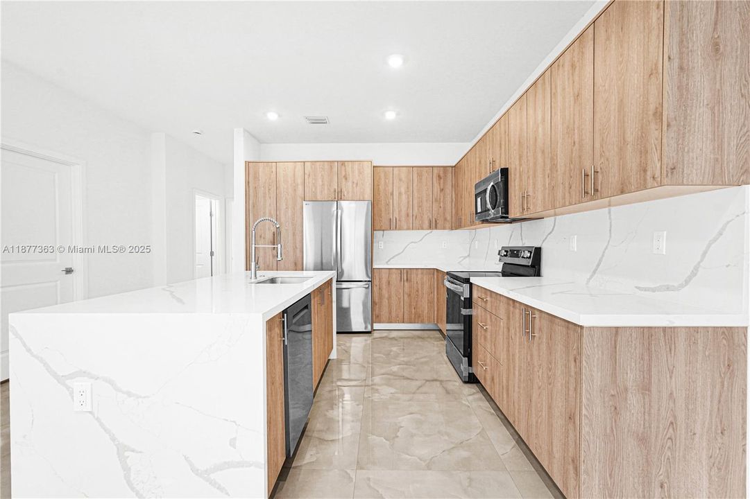 Activo con contrato: $5,300 (5 camas, 4 baños, 2502 Pies cuadrados)