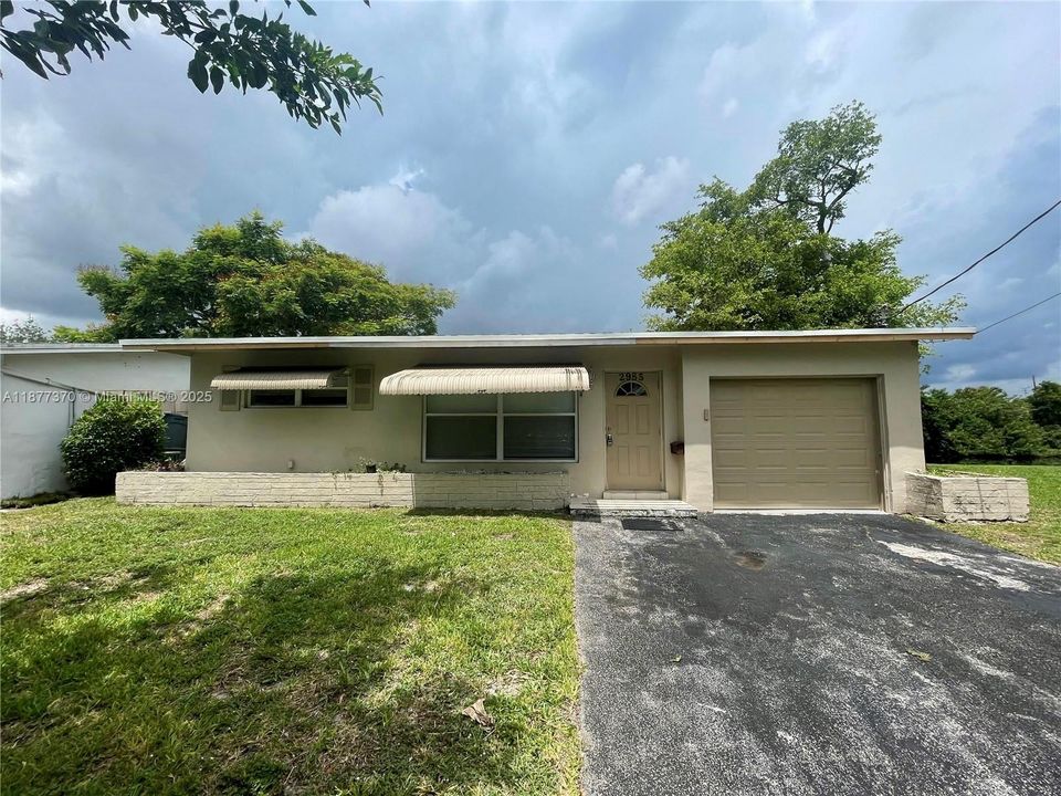 Active With Contract: $2,290 (2 beds, 1 baths, 955 Square Feet)