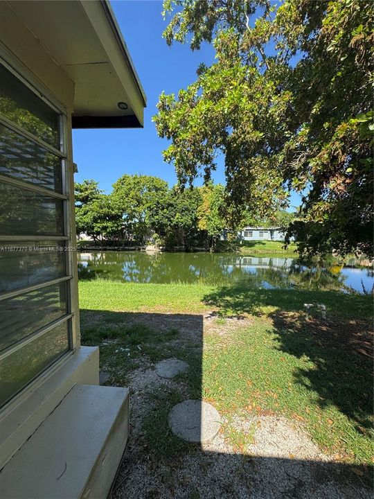 Active With Contract: $2,290 (2 beds, 1 baths, 955 Square Feet)