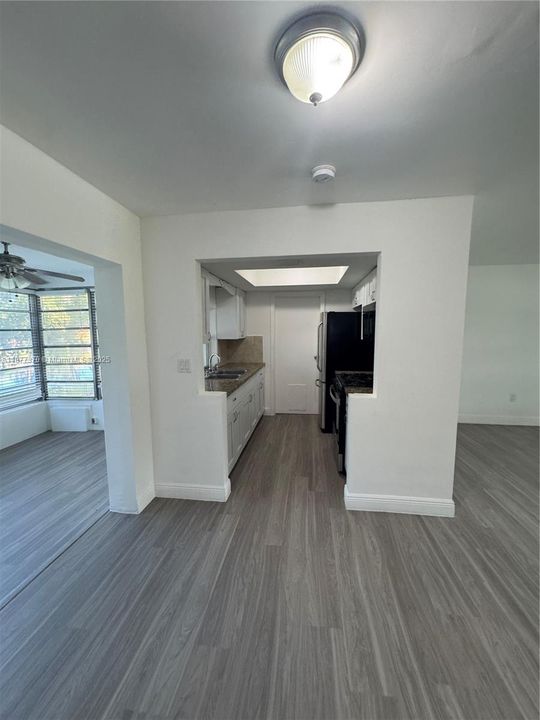 Active With Contract: $2,290 (2 beds, 1 baths, 955 Square Feet)