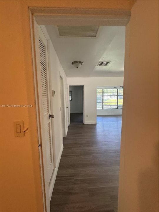 Active With Contract: $2,290 (2 beds, 1 baths, 955 Square Feet)