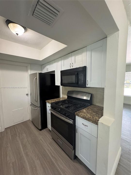 Active With Contract: $2,290 (2 beds, 1 baths, 955 Square Feet)