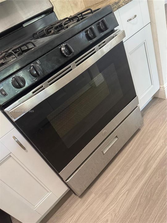 Active With Contract: $2,290 (2 beds, 1 baths, 955 Square Feet)