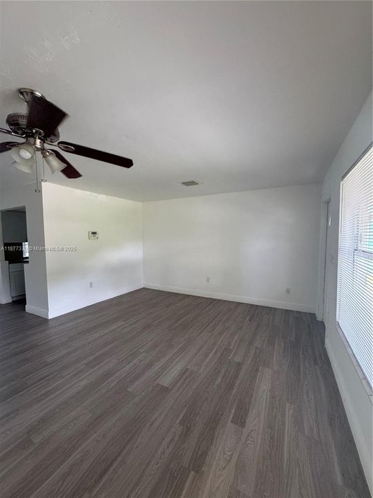 Active With Contract: $2,290 (2 beds, 1 baths, 955 Square Feet)