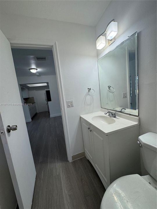 Active With Contract: $2,290 (2 beds, 1 baths, 955 Square Feet)