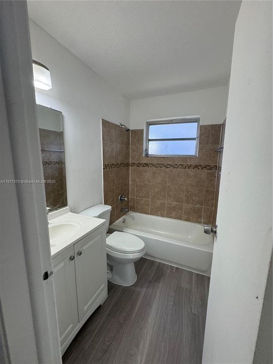 Active With Contract: $2,290 (2 beds, 1 baths, 955 Square Feet)