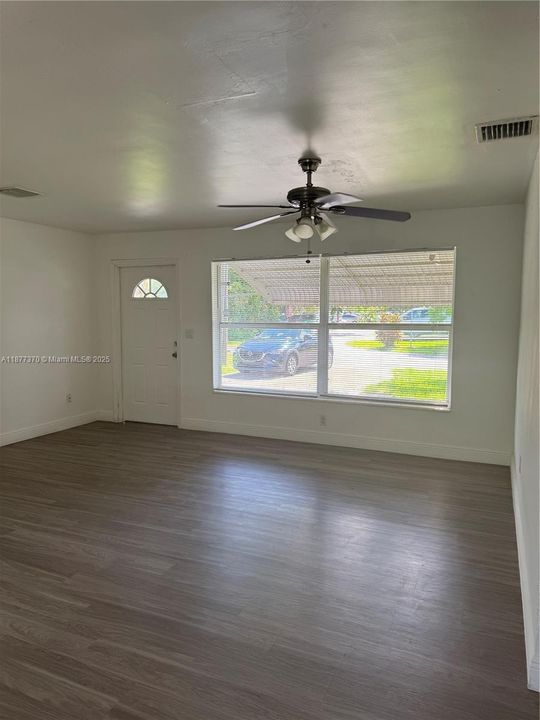 Active With Contract: $2,290 (2 beds, 1 baths, 955 Square Feet)