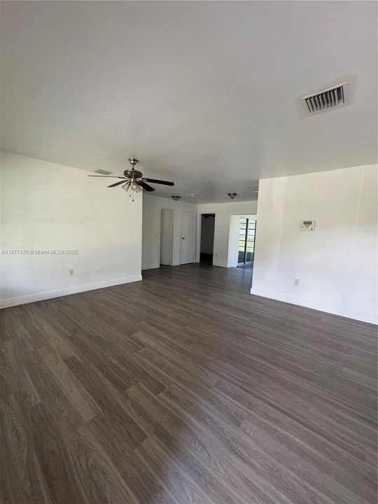 Active With Contract: $2,290 (2 beds, 1 baths, 955 Square Feet)