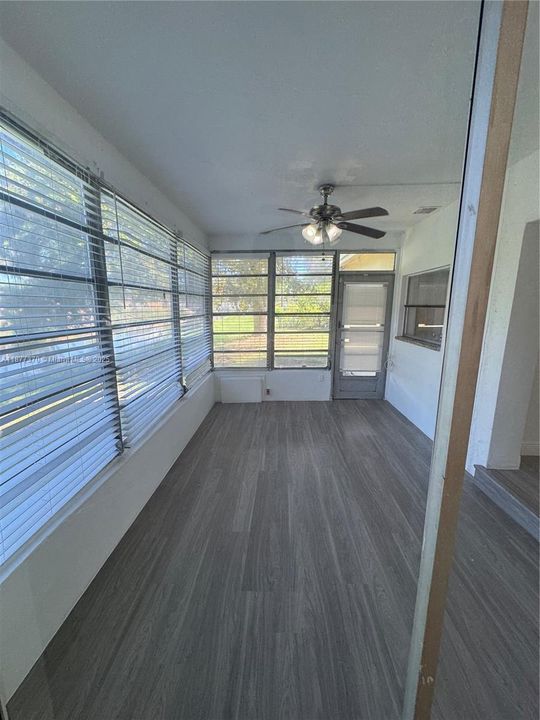 Active With Contract: $2,290 (2 beds, 1 baths, 955 Square Feet)