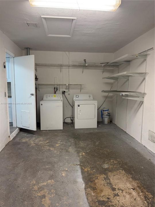 Active With Contract: $2,290 (2 beds, 1 baths, 955 Square Feet)