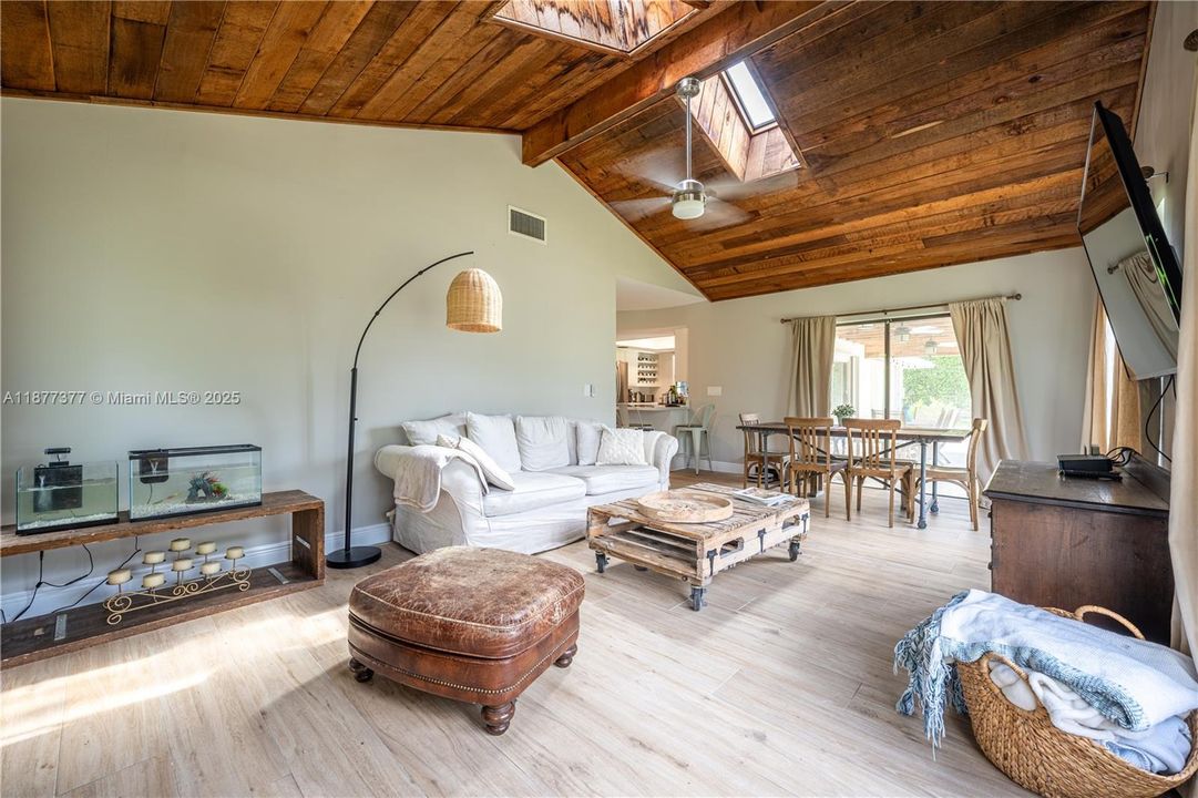 Recently Sold: $879,000 (3 beds, 2 baths, 2331 Square Feet)