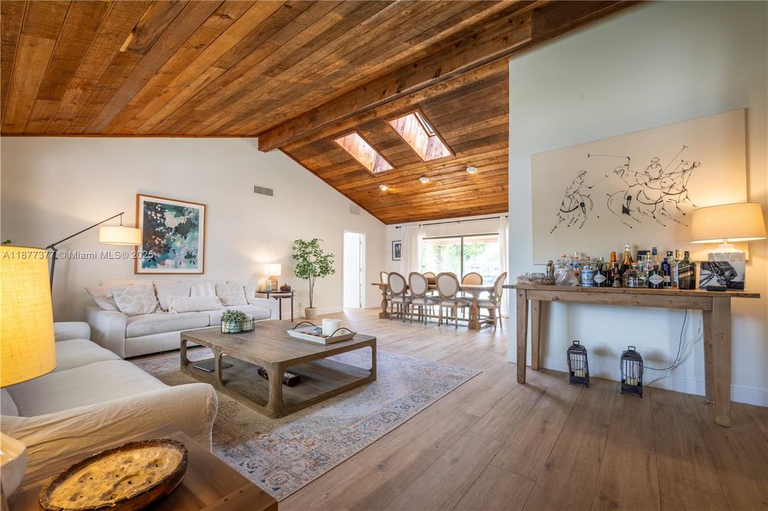 Recently Sold: $879,000 (3 beds, 2 baths, 2331 Square Feet)