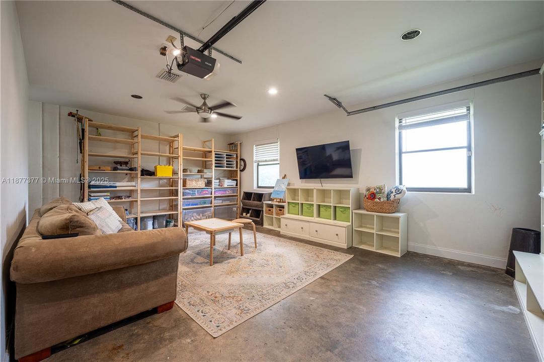 Recently Sold: $879,000 (3 beds, 2 baths, 2331 Square Feet)