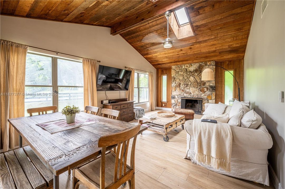 Recently Sold: $879,000 (3 beds, 2 baths, 2331 Square Feet)