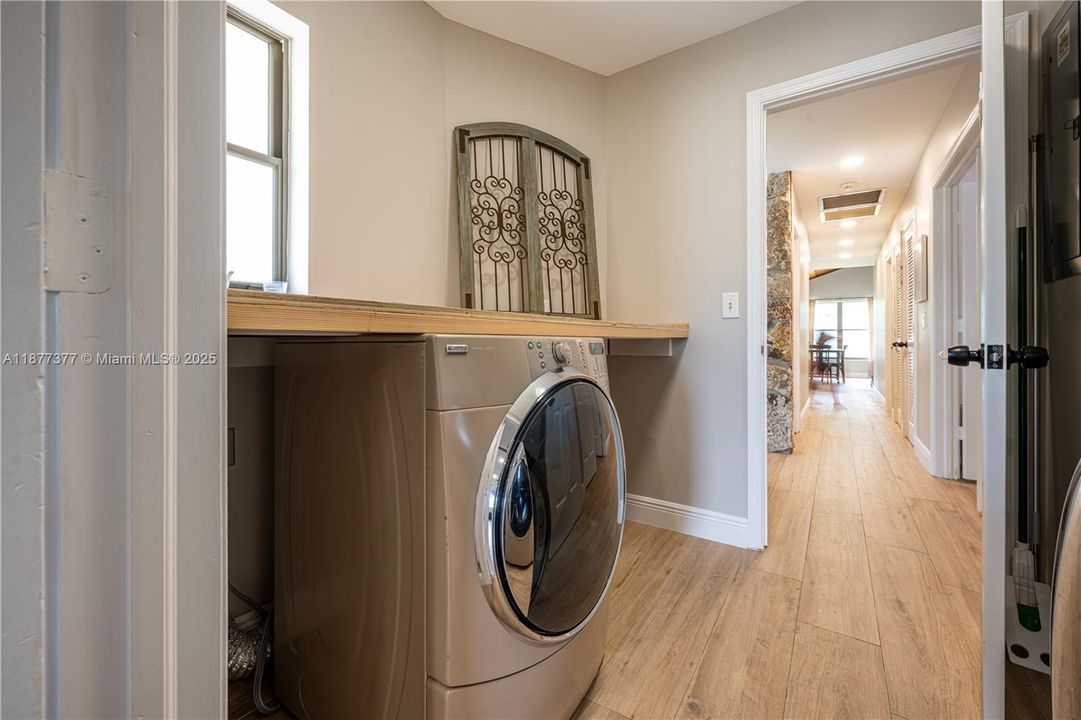 Recently Sold: $879,000 (3 beds, 2 baths, 2331 Square Feet)