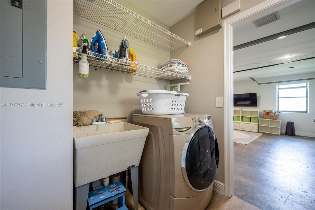 Recently Sold: $879,000 (3 beds, 2 baths, 2331 Square Feet)