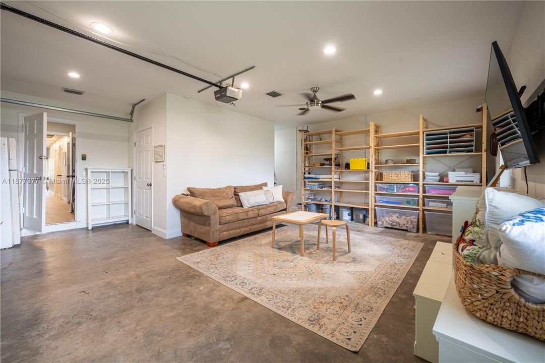 Recently Sold: $879,000 (3 beds, 2 baths, 2331 Square Feet)