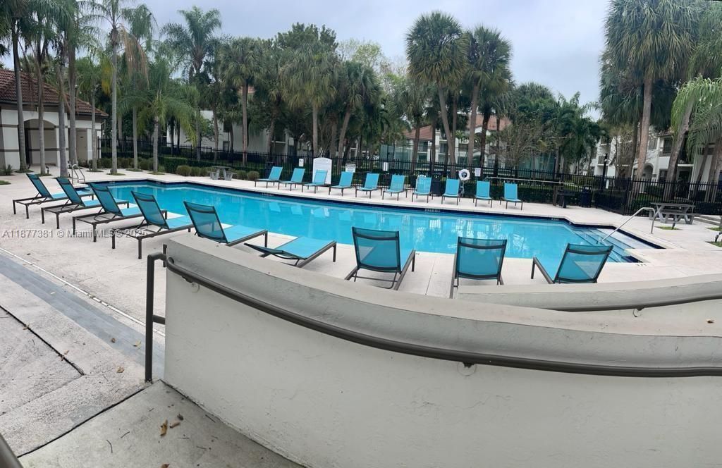 合同活跃: $219,000 (1 贝兹, 1 浴室, 841 平方英尺)