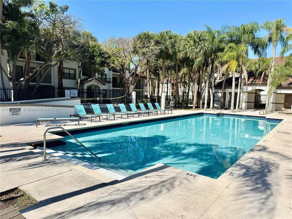 合同活跃: $219,000 (1 贝兹, 1 浴室, 841 平方英尺)