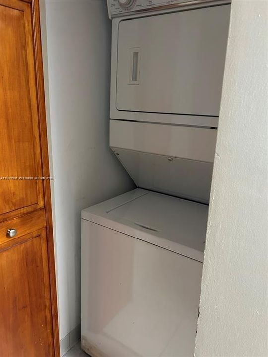 合同活跃: $219,000 (1 贝兹, 1 浴室, 841 平方英尺)