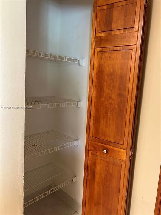 合同活跃: $219,000 (1 贝兹, 1 浴室, 841 平方英尺)