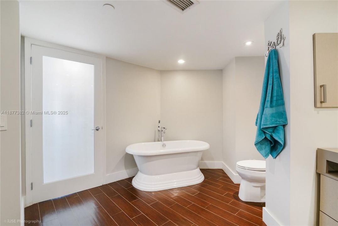 На продажу: $1,795,000 (2 спален, 2 ванн, 2020 Квадратных фут)