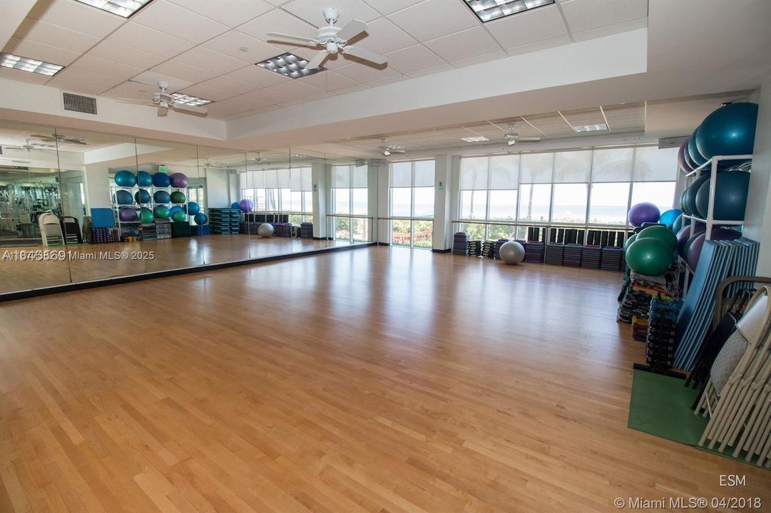 На продажу: $1,795,000 (2 спален, 2 ванн, 2020 Квадратных фут)