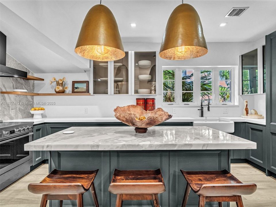 Active With Contract: $1,850,000 (4 beds, 5 baths, 2630 Square Feet)