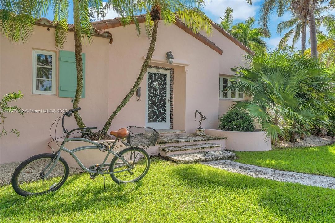 Active With Contract: $1,850,000 (4 beds, 5 baths, 2630 Square Feet)