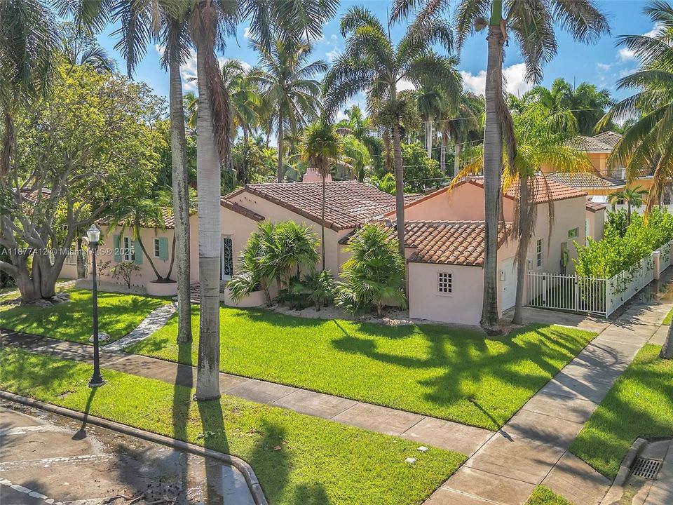 Active With Contract: $1,850,000 (4 beds, 5 baths, 2630 Square Feet)